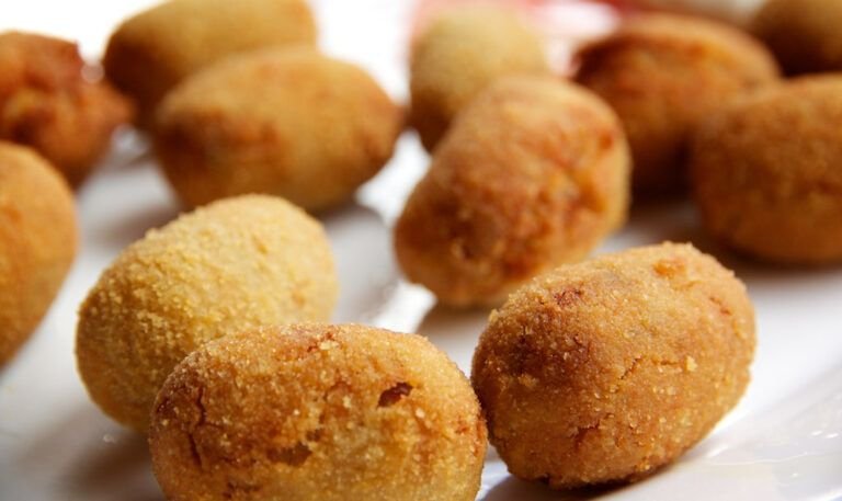 Deléitate con Nuestra Exquisita Receta de Croquetas de Pescado con Salsa de Hierbas