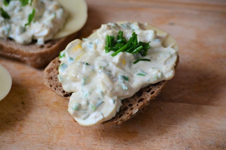 Deléitate con un Exquisito Sandwich de Ensaladilla de Huevo: Receta y Consejos