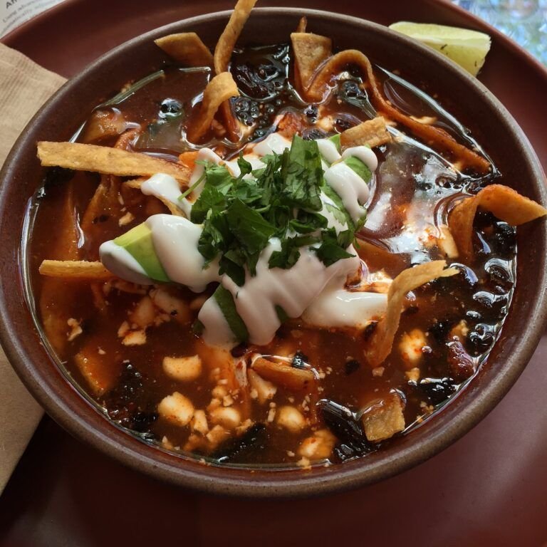Deléitate con una Sopa de Tortilla y Frijol llena de Sabor y Tradición Mexicana