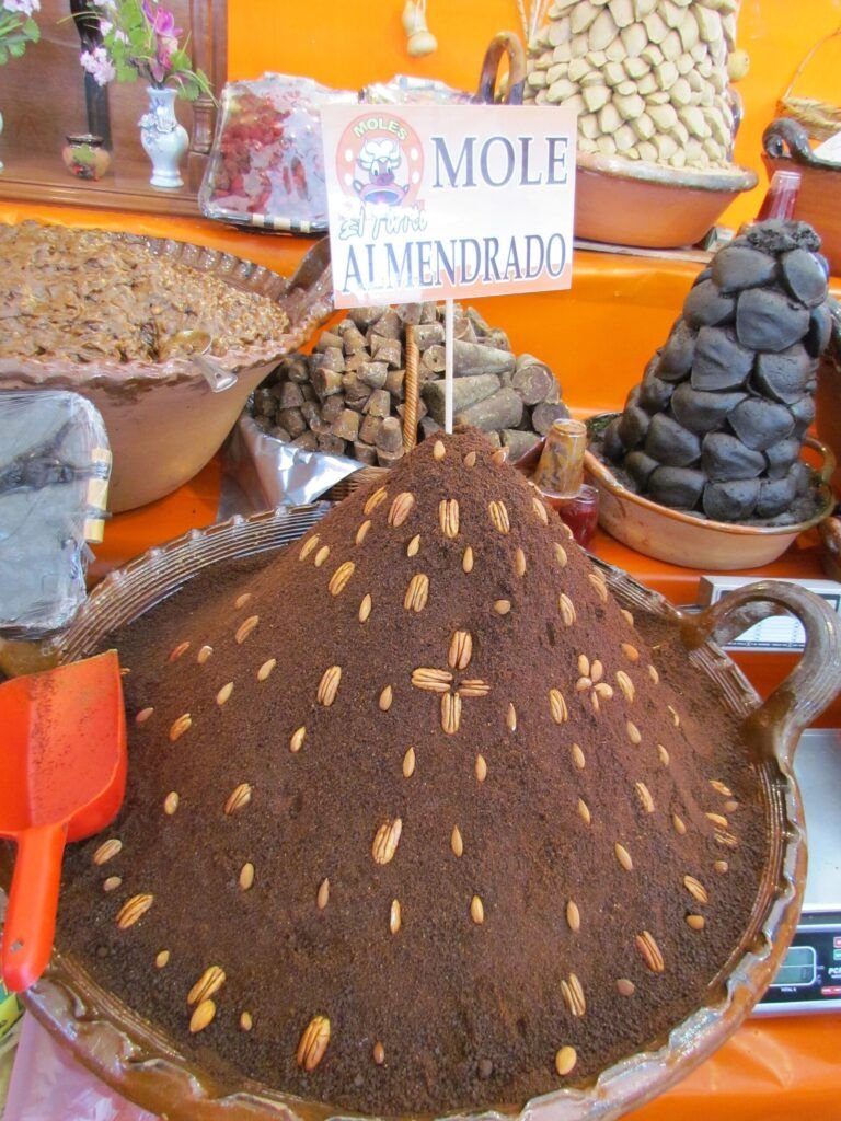 Delicioso Mole Almendrado con Pollo: Un Festín para los Sentidos