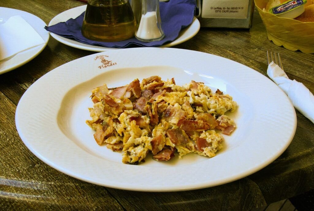Desayuno Clásico Reinventado: Dominando el Arte de los Huevos Revueltos Desayuno Clásico Reinventado: Dominando el Arte de los Huevos Revueltos