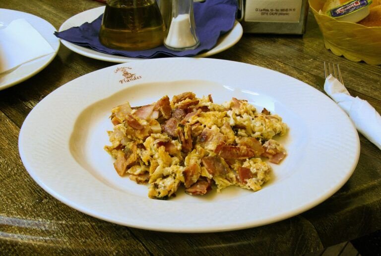 Desayuno Clásico Reinventado: Dominando el Arte de los Huevos Revueltos
