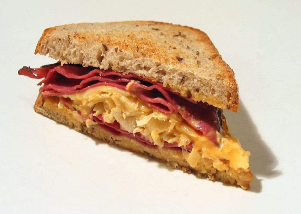 El Clásico Sandwich Reuben: Historia, Receta y Secretos de un Sabor Inigualable El Clásico Sandwich Reuben: Historia, Receta y Secretos de un Sabor Inigualable