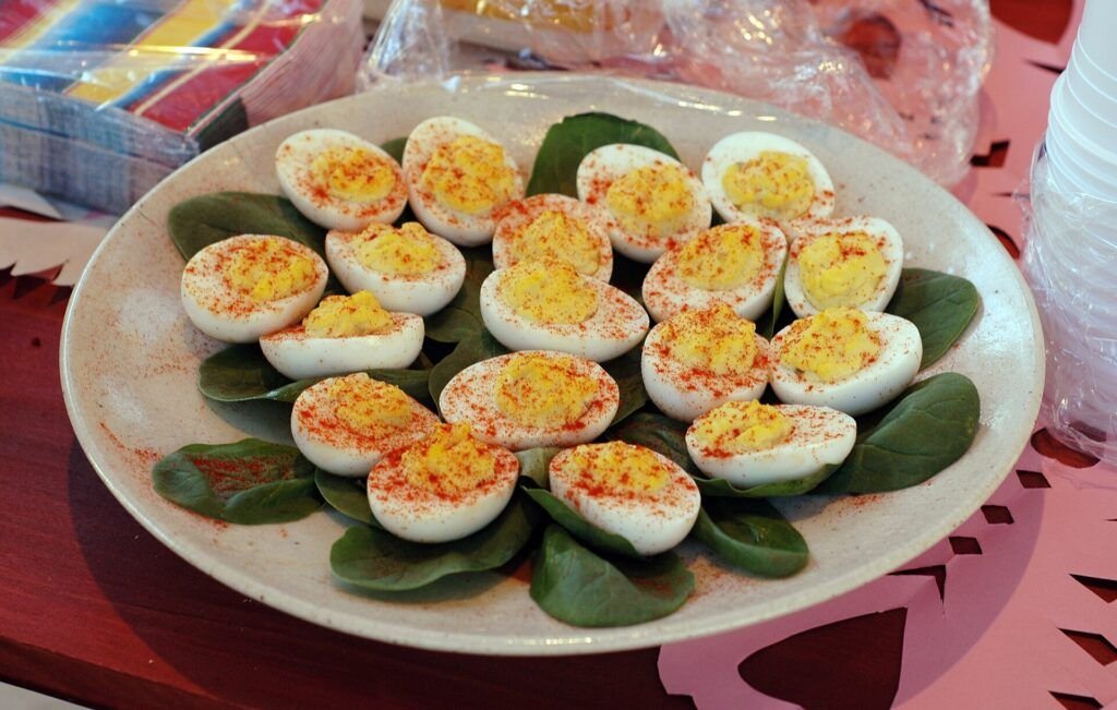 Huevos Rellenos: Un Clásico Versátil para Toda Ocasión Huevos Rellenos: Un Clásico Versátil para Toda Ocasión