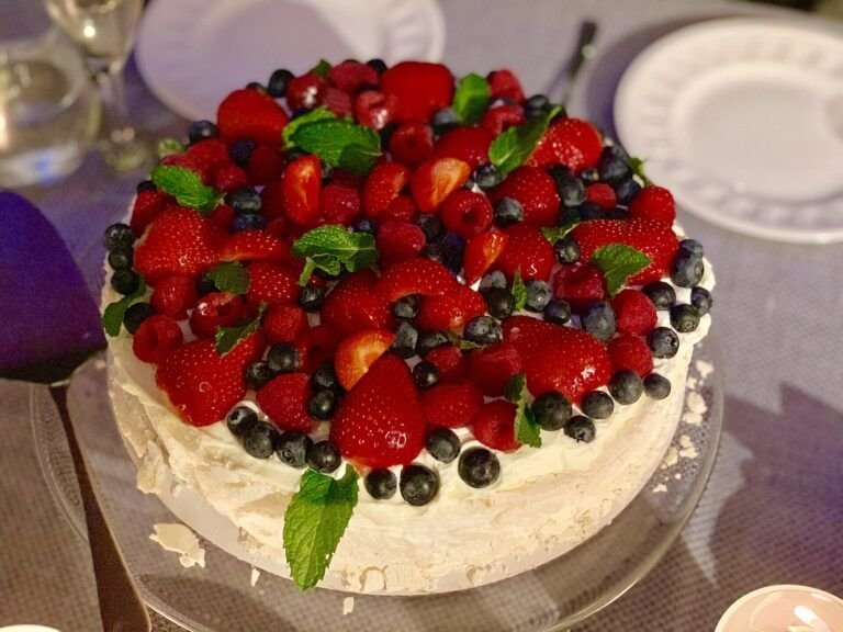 Pavlova de Frutos Rojos: Una Delicia Culinaria para los Amantes de los Sabores Naturales