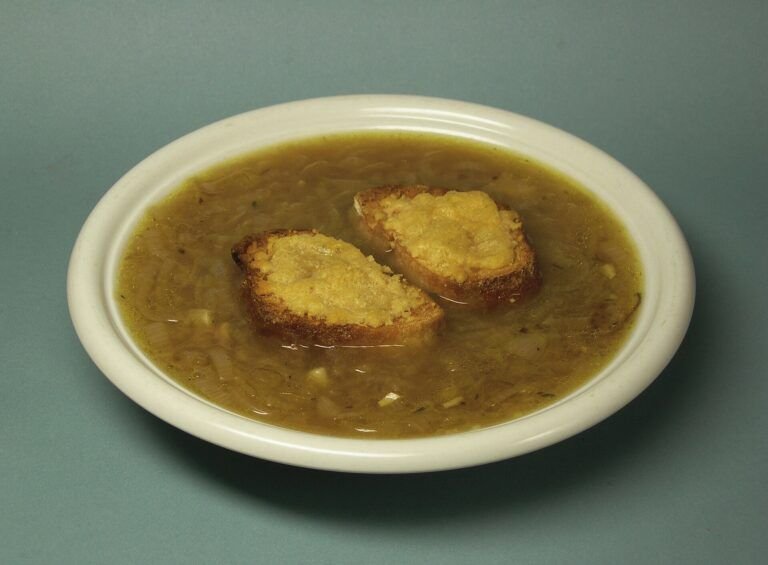 Sabor Tradicional con un Toque Gourmet: Descubre la Auténtica Receta de Sopa Francesa de Cebolla"