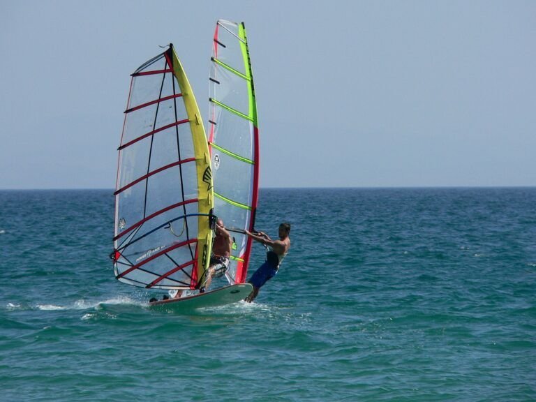 Windsurf: Preparativos Cruciales antes de Disfrutar del Viento y las Olas