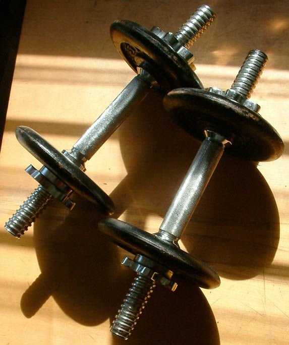 El Hip Thrust en Máquina: Un Ejercicio Clave en el Desarrollo de Glúteos y Fuerza