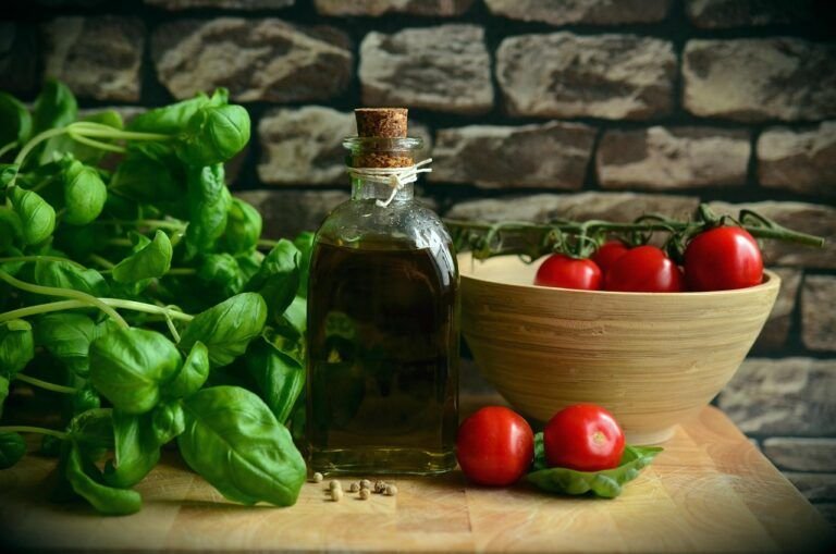Fusionando Sabores Mediterráneos: Aderezo de Tomate y Aceitunas, un Complemento Versátil