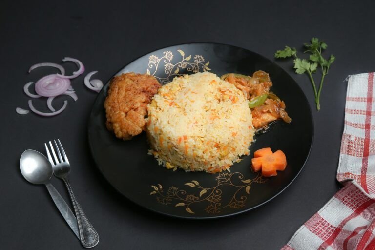 Arroz Salteado con Pollo, Brócoli y Cebolla: Un Festín de Sabores y Nutrición