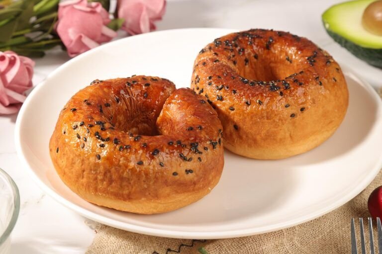 Descubre la Exquisita Receta de Bagel de Jamón con Aderezo de Romero