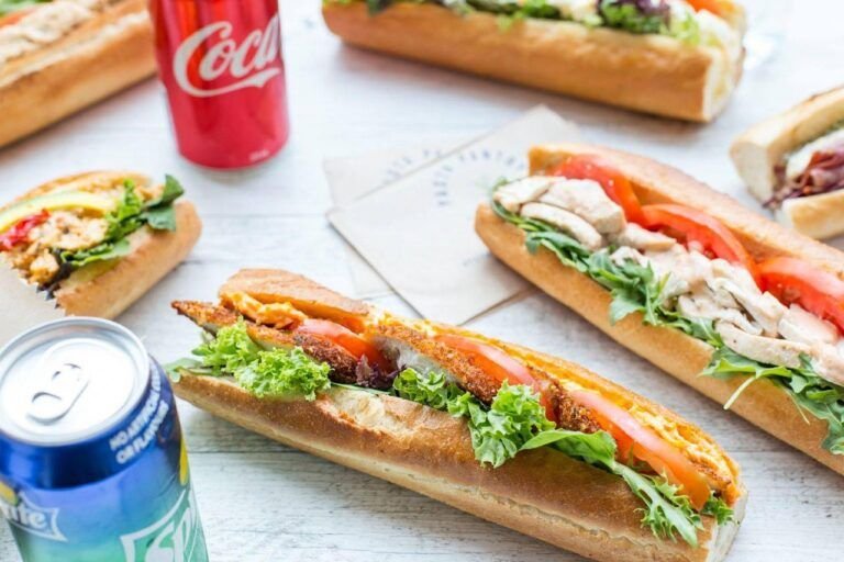 Baguette de Pollo con Pimientos, Champiñones y Mayonesa con Aceitunas: Una Deliciosa Creación Gastronómica
