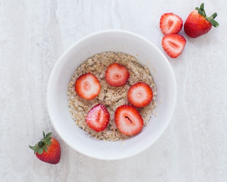 Bowl de Avena con Fruta: Un Desayuno Nutritivo y Delicioso