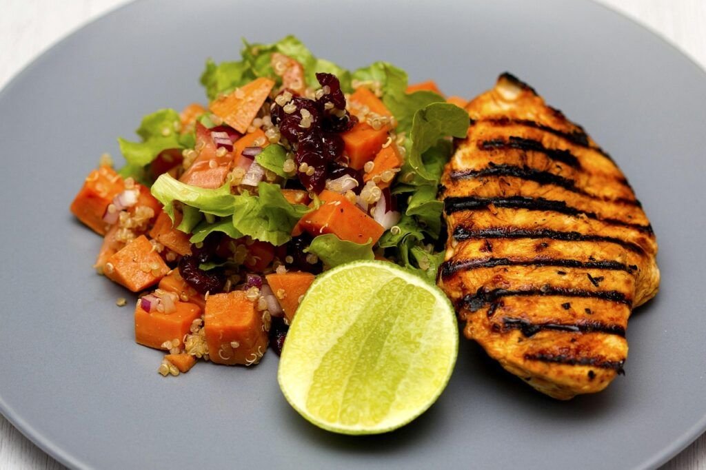 Bowl de quinua con pollo Bowl de Quinua con Pollo: Un Delicioso Plato con Ingredientes del Futuro