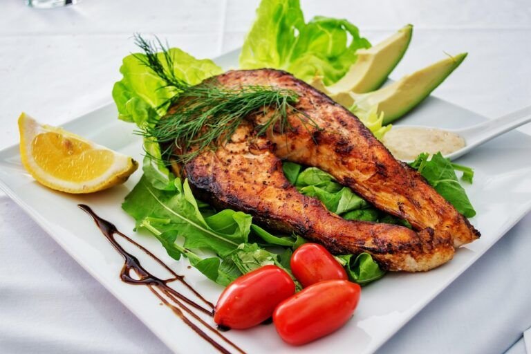 Deléitese con un Festín de Sabores: Bowl de Salmón y Aguacate, una Experiencia Culinaria Inolvidable