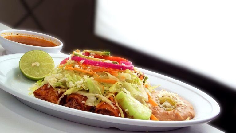 Fusión Gastronómica Única: Enchiladas Suizas con un Toque de Nopales