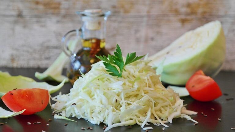 Ensalada de Col con Aderezo de Cacahuate: Un Festival de Texturas y Sabores en tu Plato