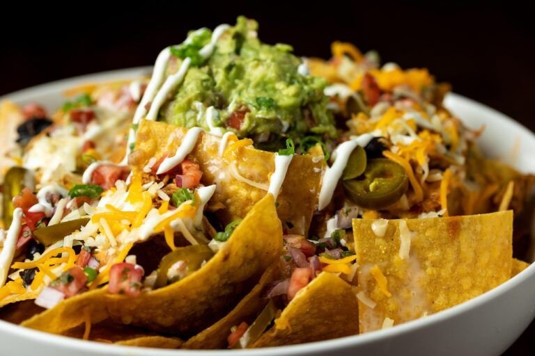 Sabor Auténtico en Casa: Cómo Hacer Guacamole con Nachos Irresistibles