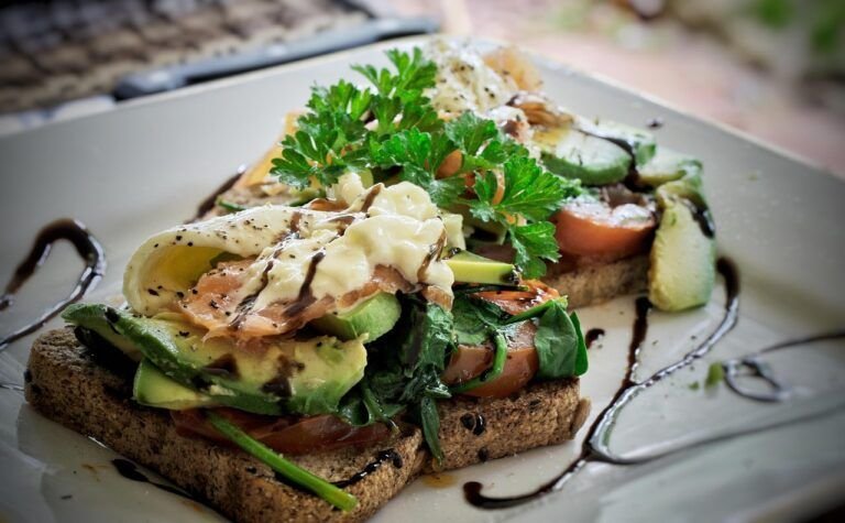 Pan Tostado con Guacamole al Eneldo: Un Desayuno Saludable y Delicioso