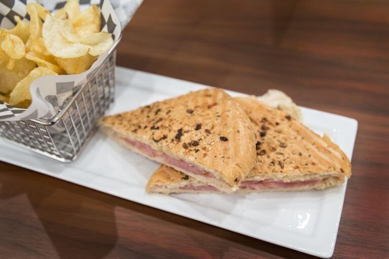 Panini a la Italiana con Mayonesa Verde: Un Bocado de Italia en Tu Plato