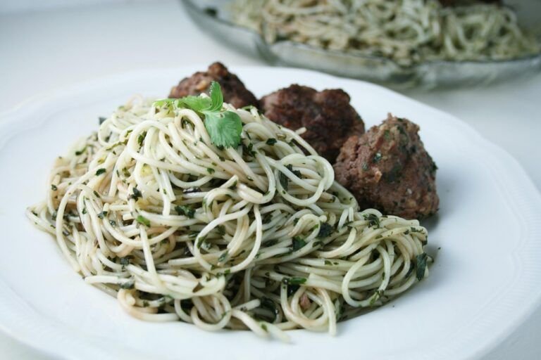 Pesto Cremoso con Atún: Un Placer Culposo en Cada Bocado
