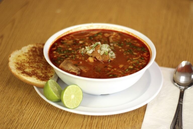 Disfruta de la Tradición Mexicana con un Pozole Blanco de Pollo: Un Placer Culinario Inigualable