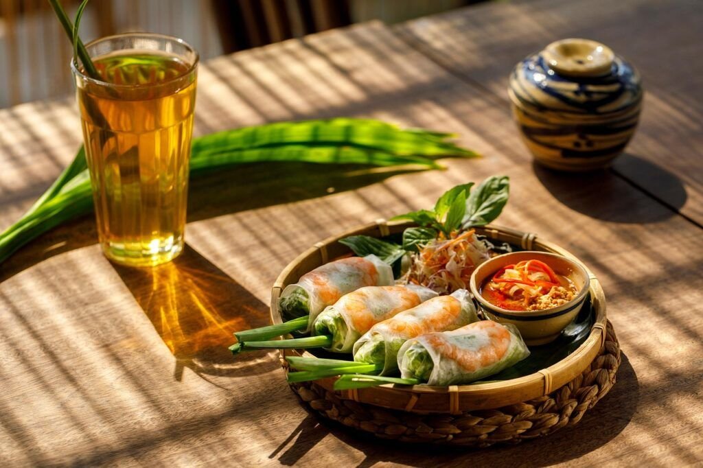Rollos vietnamitas Rollos Vietnamitas con Aderezo Extra Hot: Un Festival de Sabores y Picante