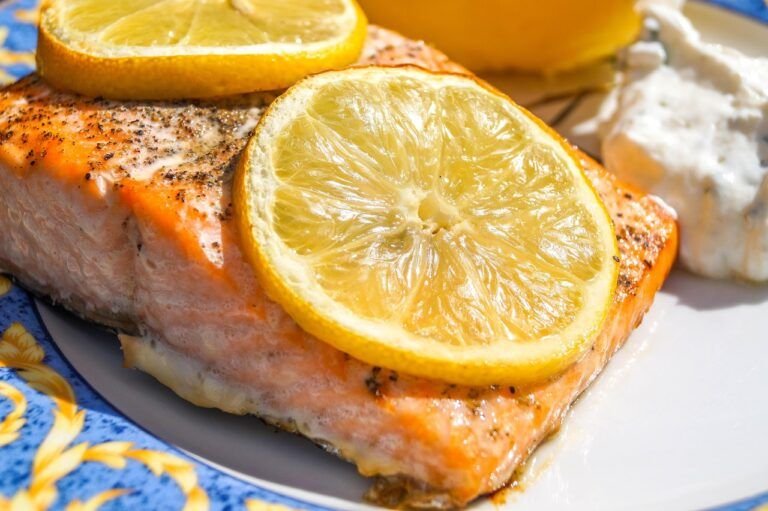 Deléitate con Nuestra Exquisita Receta de Salmón con Costra de Mayonesa a las Hierbas