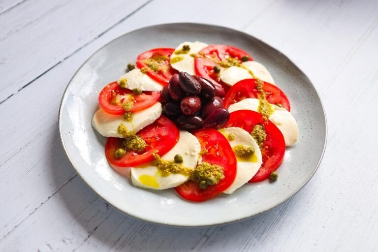 Exquisitez Mediterránea: Cómo Preparar un Sandwich Caprese de Ensalada de Tomate, Mozzarella y Albahaca
