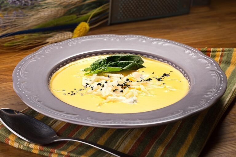 Receta de Sopa Crema de Queso y Cebollín: Un Manjar Reconfortante