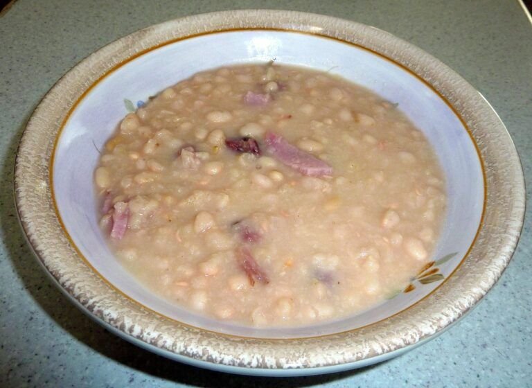 Sopa de Alubias y Tomate: Un Placer Culinario Saludable y Reconfortante