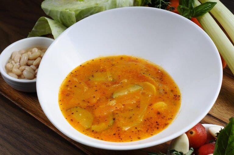 Sopa de Apio y Tomate: Una Deliciosa Opción para una Alimentación Saludable