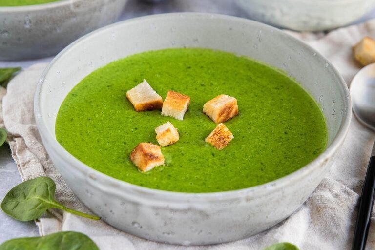 Sopa de Espinacas y Queso: Un Placer Gourmet en tu Mesa
