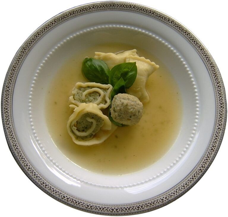 Delicias Caseras: Sopa de Estrellas con Albondiguitas de Pollo