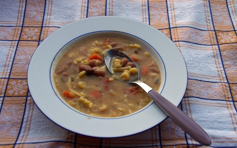 Delicias Tradicionales: Sopa de Estrellas con Chorizo y Chile Guajillo