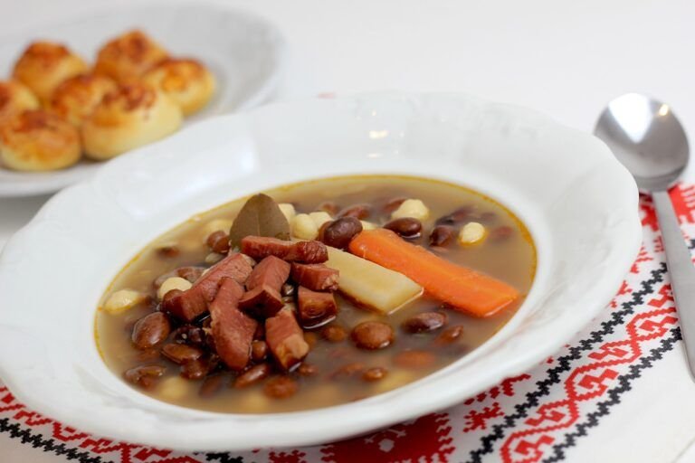 Sopa de Frijol con Pico de Gallo: Un Placer Tradicional y Saludable en tu Mesa