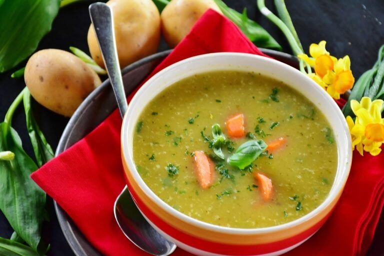 Sopa de Papas con Albahaca: Un Placer Cremoso y Aromático en Cada Cucharada