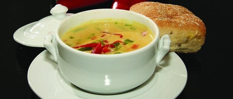 Sopa de Morrones Rojos con Pesto: Una Experiencia Culinaria Llena de Color y Sabor