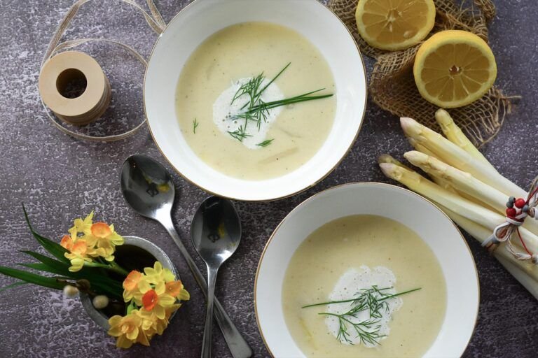 Sopa Fría de Espárragos y Quenéfa de Queso de Cabra con Salmón: Una Deliciosa Experiencia Culinary