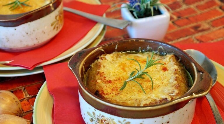 Delicia Culinaria: Sopa Horneada con Queso, una Experiencia Culinaria Reconfortante