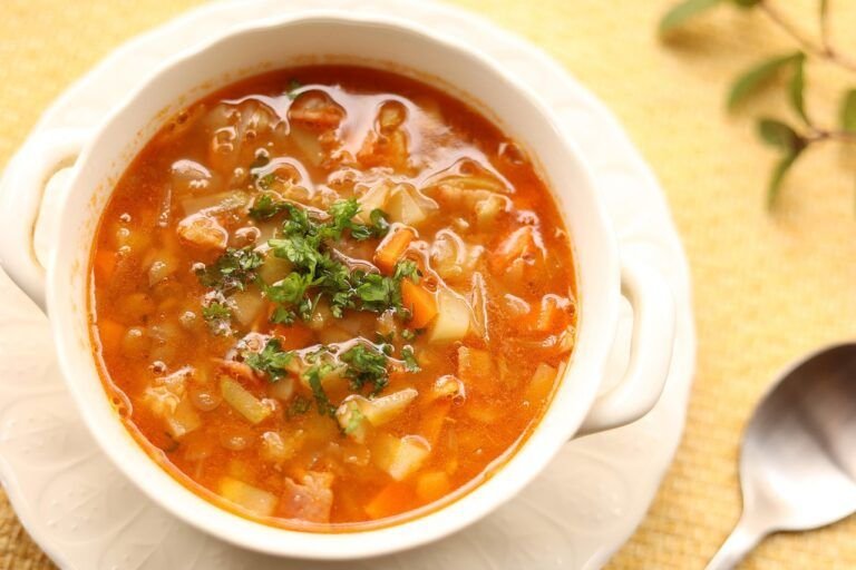 Sopa Minestrone con Coditos: Un Delicioso Viaje a la Cocina Italiana