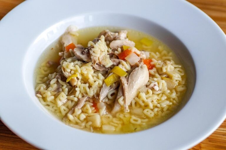 «Sopita con Forma de Mickey con Pollo y Verduras: Una Delicia para Grandes y Pequeños»