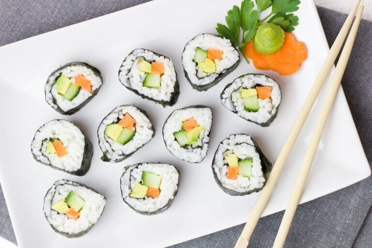 Elegancia Oriental: Sushi de Pepino y Atún, un Manjar Ligero y Refrescante