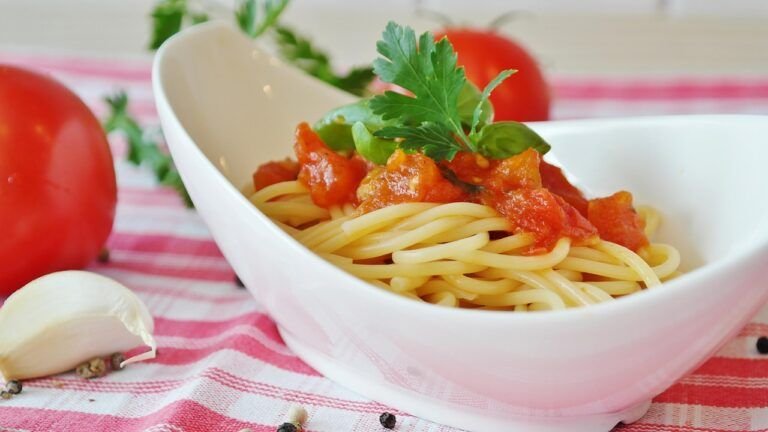 Tallarines con Salsa Napolitana: Un Placer Italiano en Tu Mesa