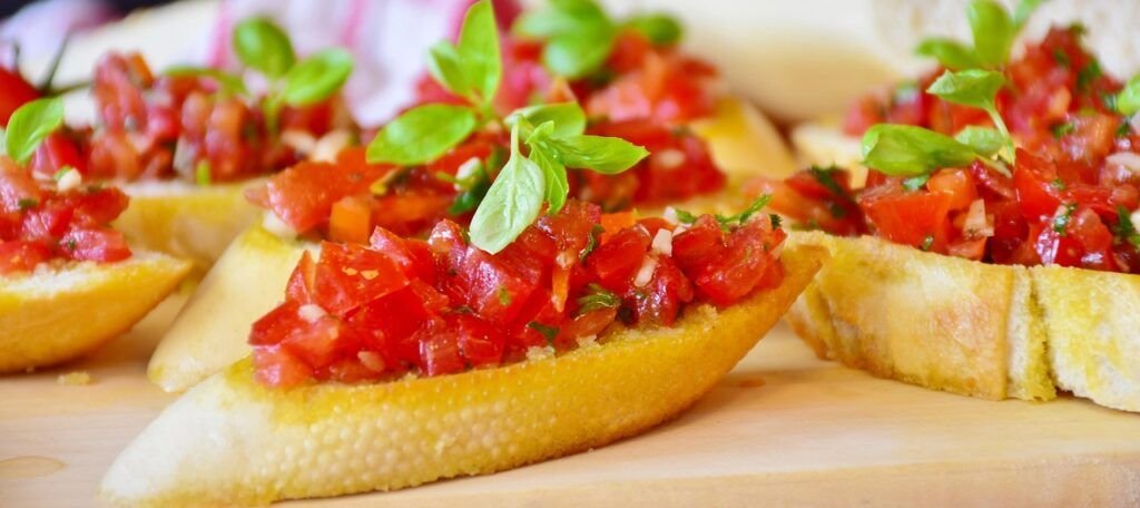 Tartinas de queso, tomate y albahaca Deléitese con unas Deliciosas Tartinas de Queso, Tomate y Albahaca: Una Experiencia Culinaria Inigualable