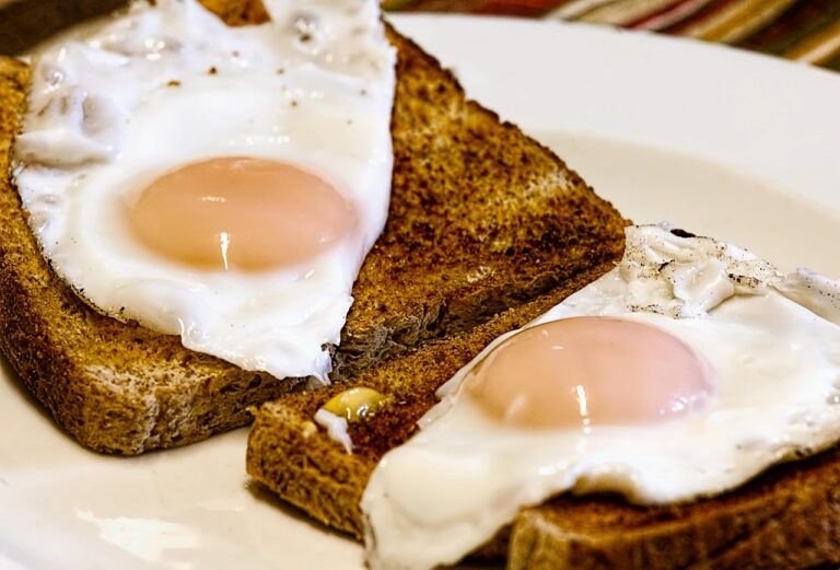 Deléitate con un Desayuno Saludable y Delicioso: Receta de Toast de Huevo con Aguacate