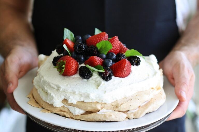 Explorando la Tradición Gastronómica Uruguaya: La Torta Chajá, un Clásico Irresistible