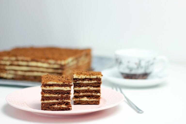 Descubre la Exquisita Tradición de la Torta de Miel (Leicaj)