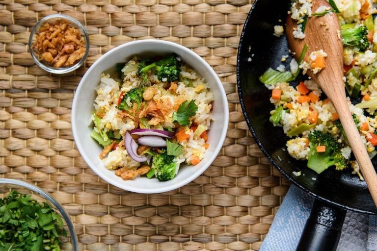 Yakimeshi de Pollo: Un Placer Oriental en tu Mesa